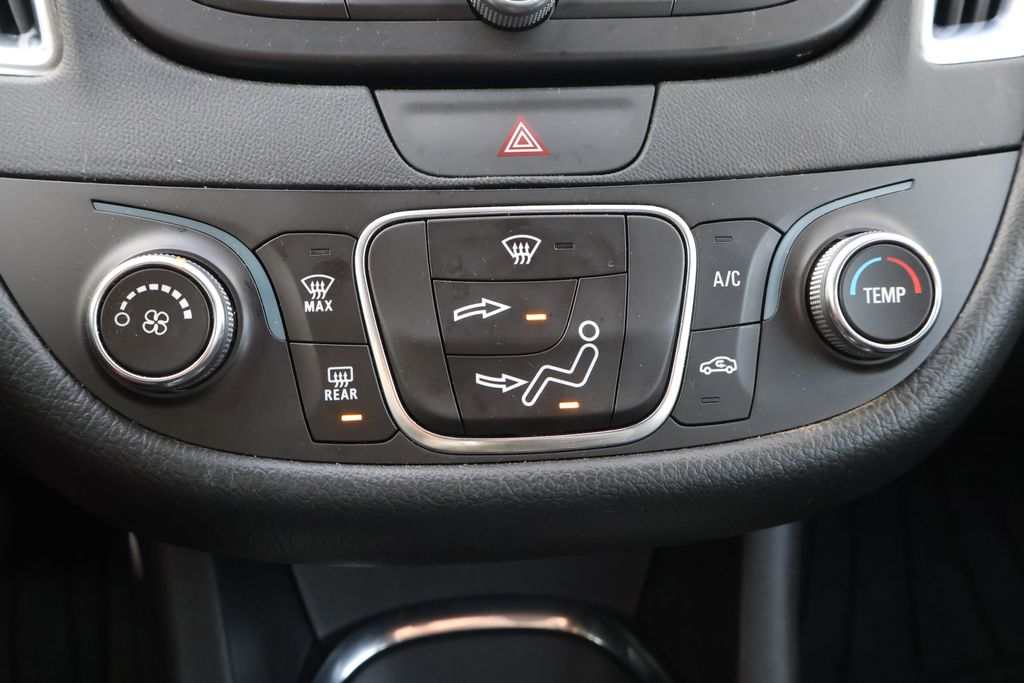 Thumbnail: 2017 Chevrolet Malibu - 24