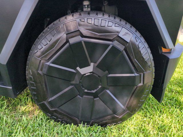 Used 2024  Tesla Base image 10