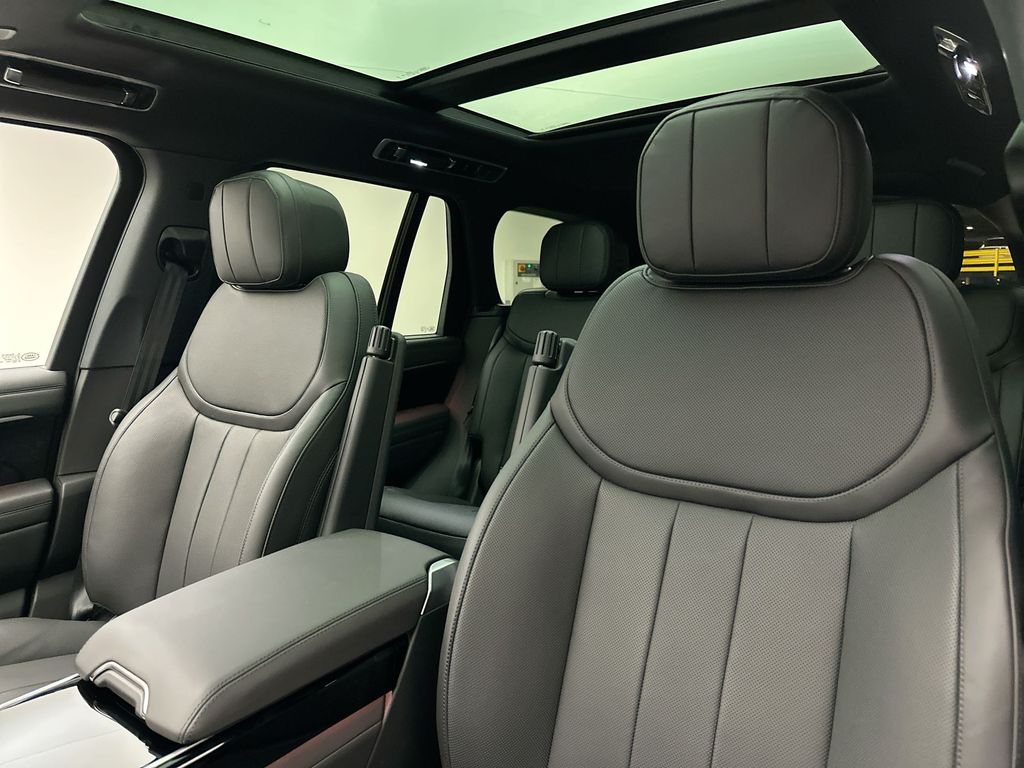 2025 Land Rover Range Rover SE 9