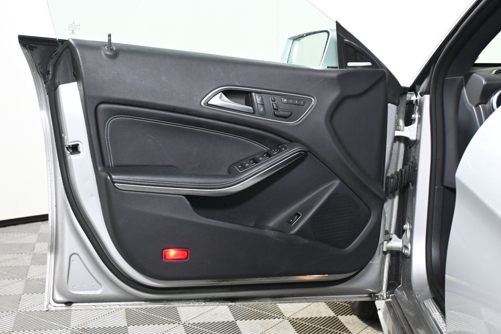 2015 Mercedes-Benz CLA 250 29