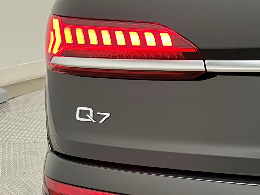 Thumbnail: 2023 Audi Q7 - 9