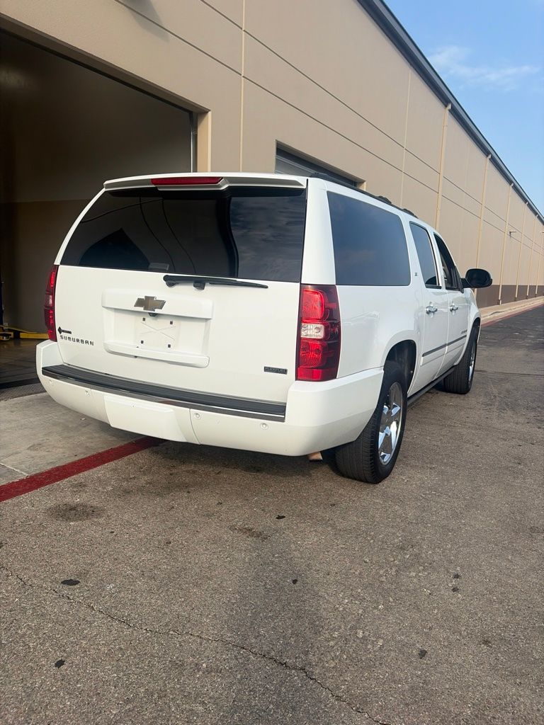 Thumbnail: 2011 Chevrolet Suburban - 4