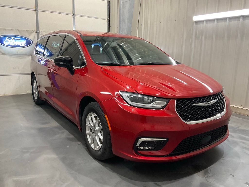 Red Hot Pearlcoat 2025 Chrysler Pacifica Select FWD Minivan Front-Wheel Drive 9-Speed Automatic