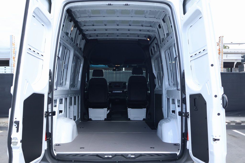 2025 Mercedes-Benz Sprinter 2500 8