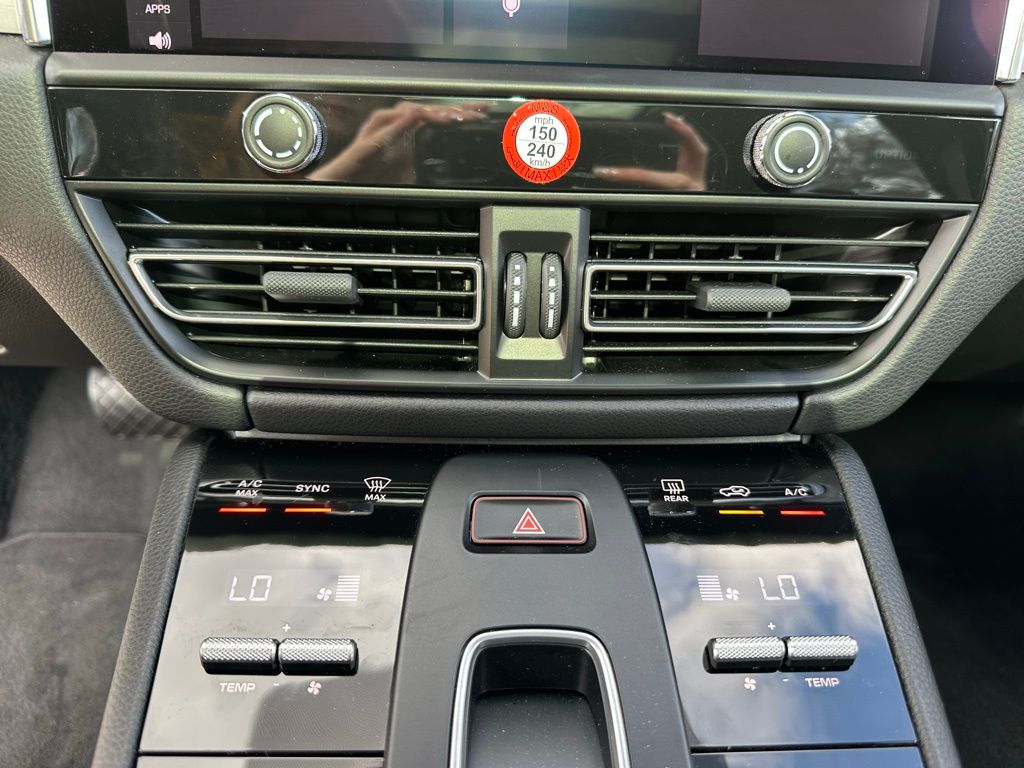 Thumbnail: 2025 Porsche Macan - 25