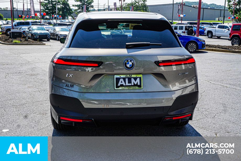 Used 2024 Gray BMW xDrive50 image 10