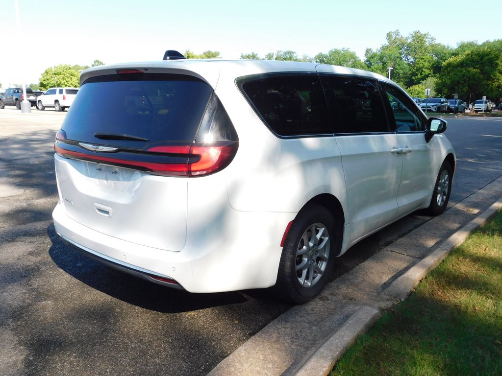 Thumbnail: 2023 Chrysler Pacifica - 4