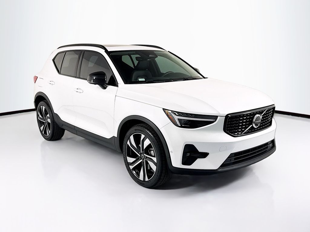 Thumbnail: 2023 Volvo XC40 - 3