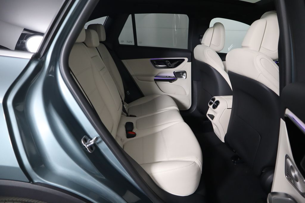 2025 Mercedes-Benz GLC 300 24