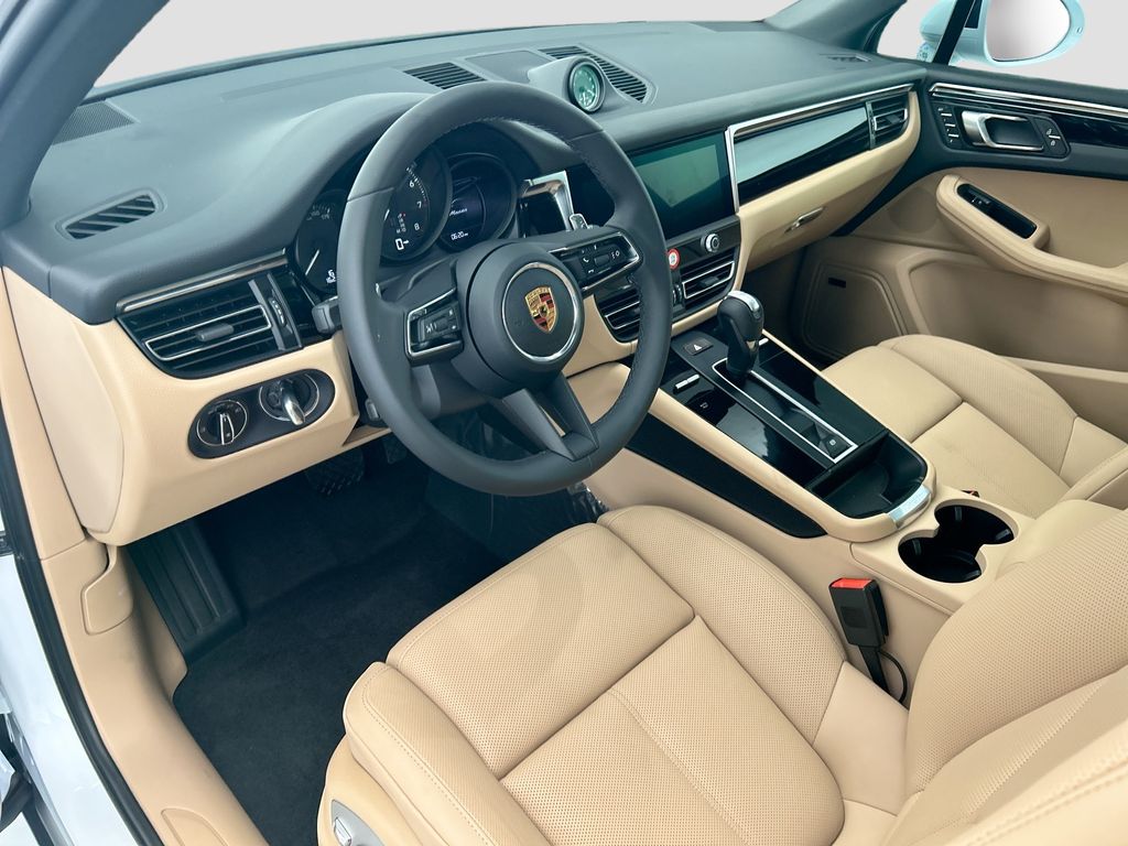 Thumbnail: 2026 Porsche Macan - 4