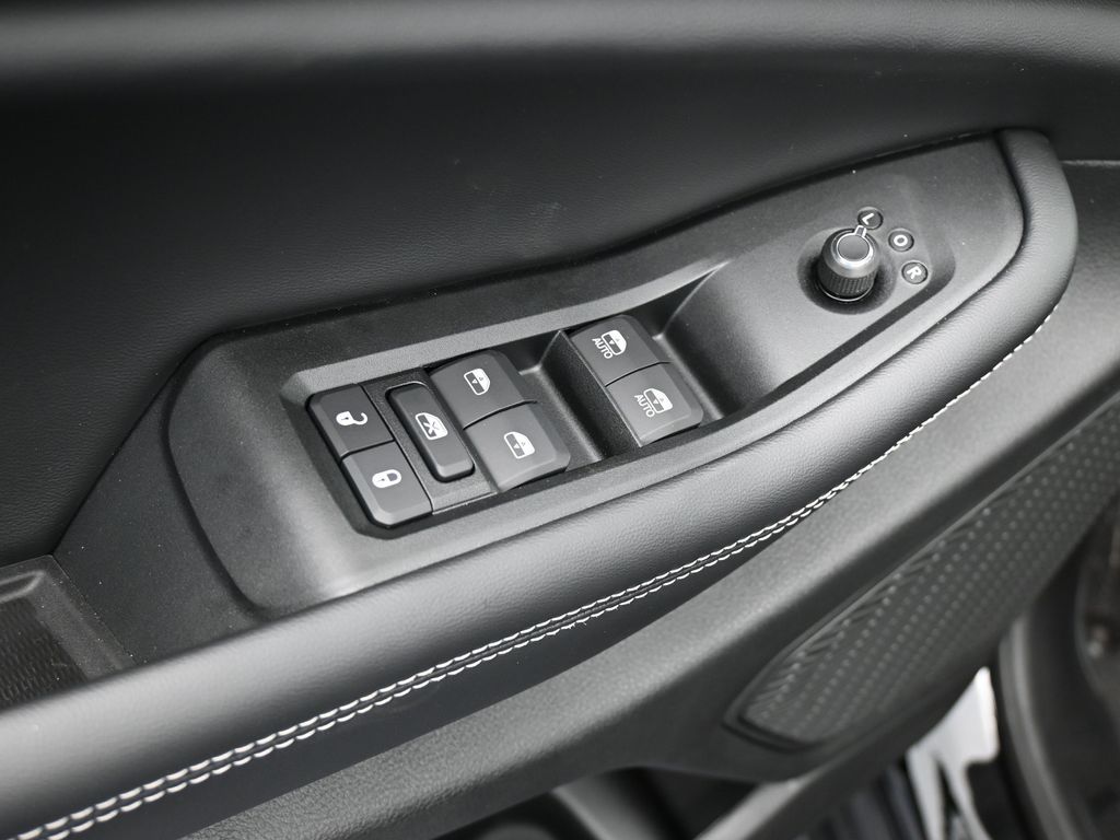 Used 2025 Diamond Black Crystal Pearlcoat Jeep Limited image 19