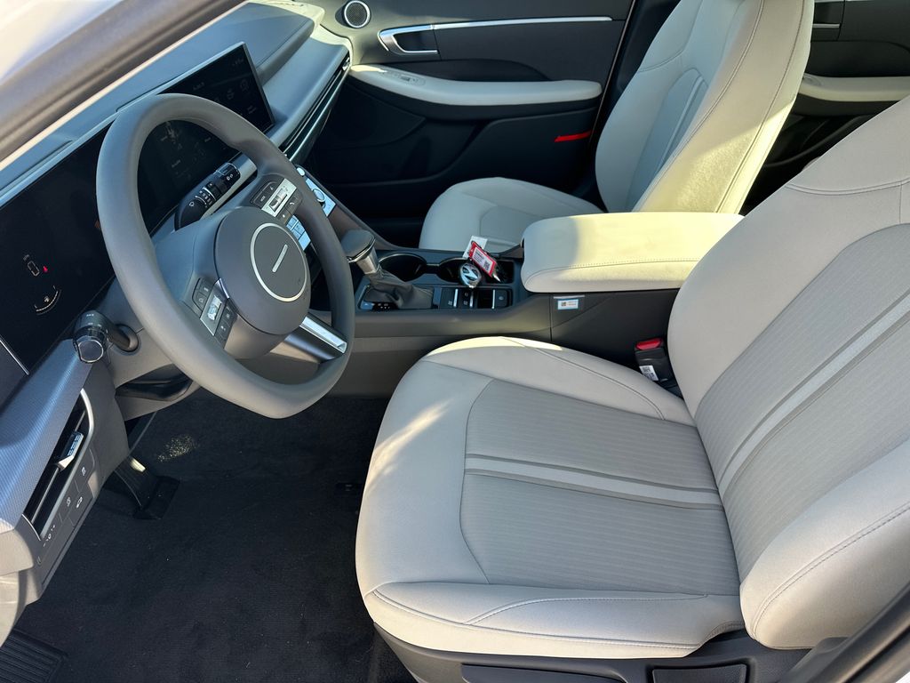 New 2025 White Hyundai SE image 10