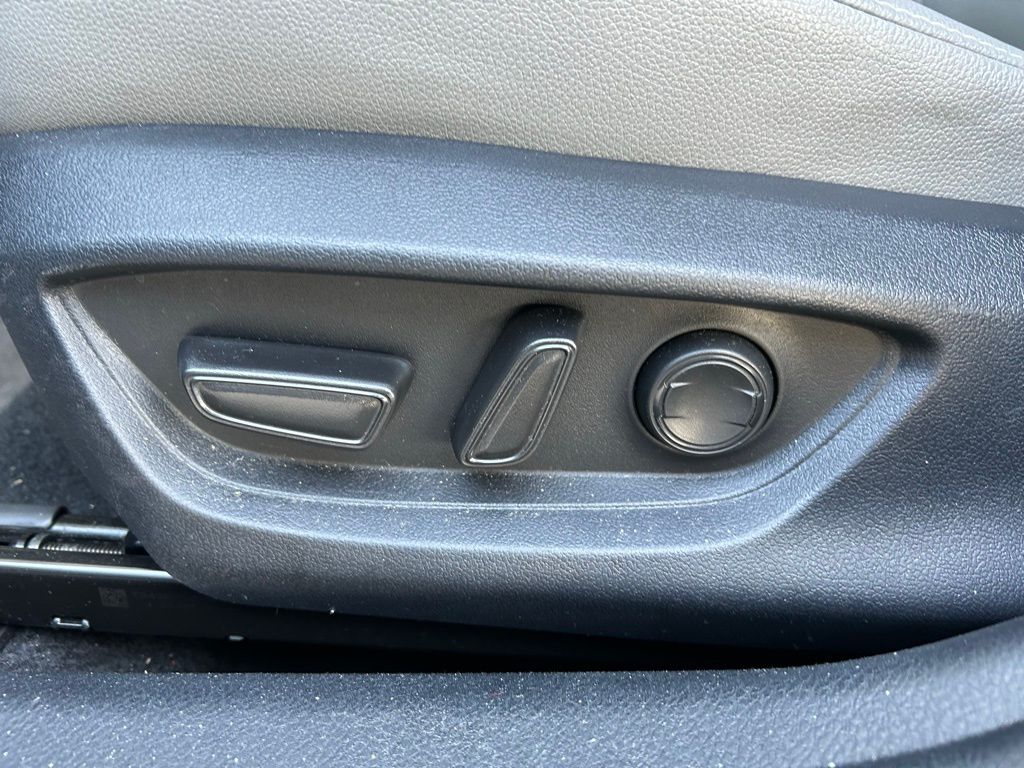 Thumbnail: 2025 Toyota Camry - 16