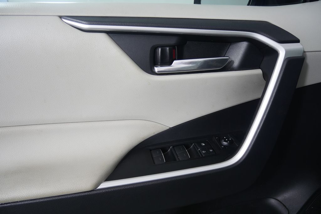 Thumbnail: 2022 Toyota RAV4 - 9