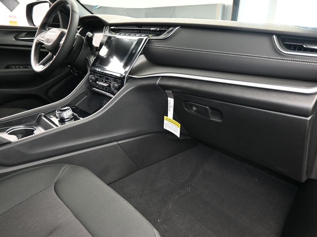 New 2026 Diamond Black Crystal Pearlcoat Jeep Laredo image 39