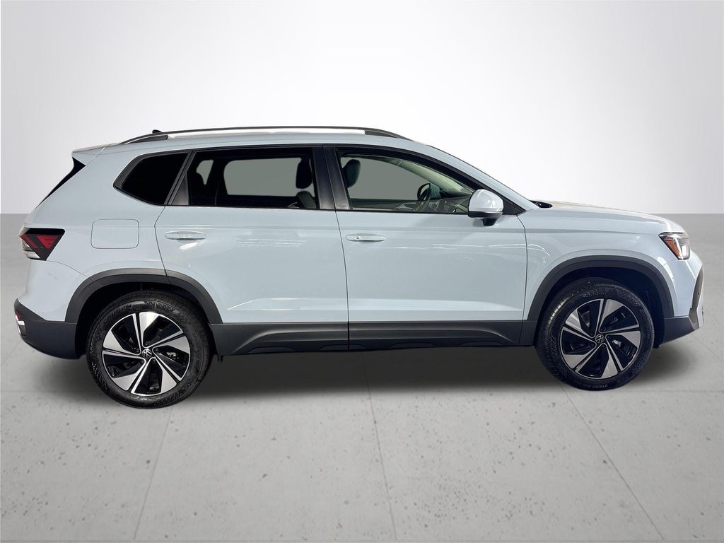 2025 Volkswagen Taos SE photo 4
