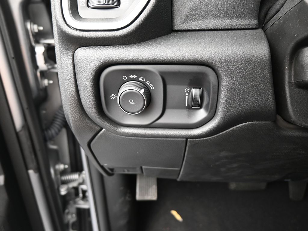 Used 2024 Billet Silver Metallic Clearcoat Ram Tradesman image 32