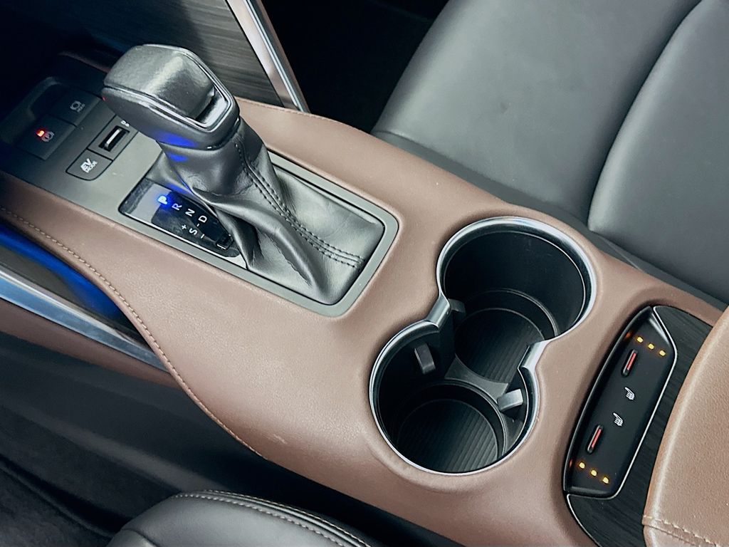 Thumbnail: 2023 Toyota Venza - 16