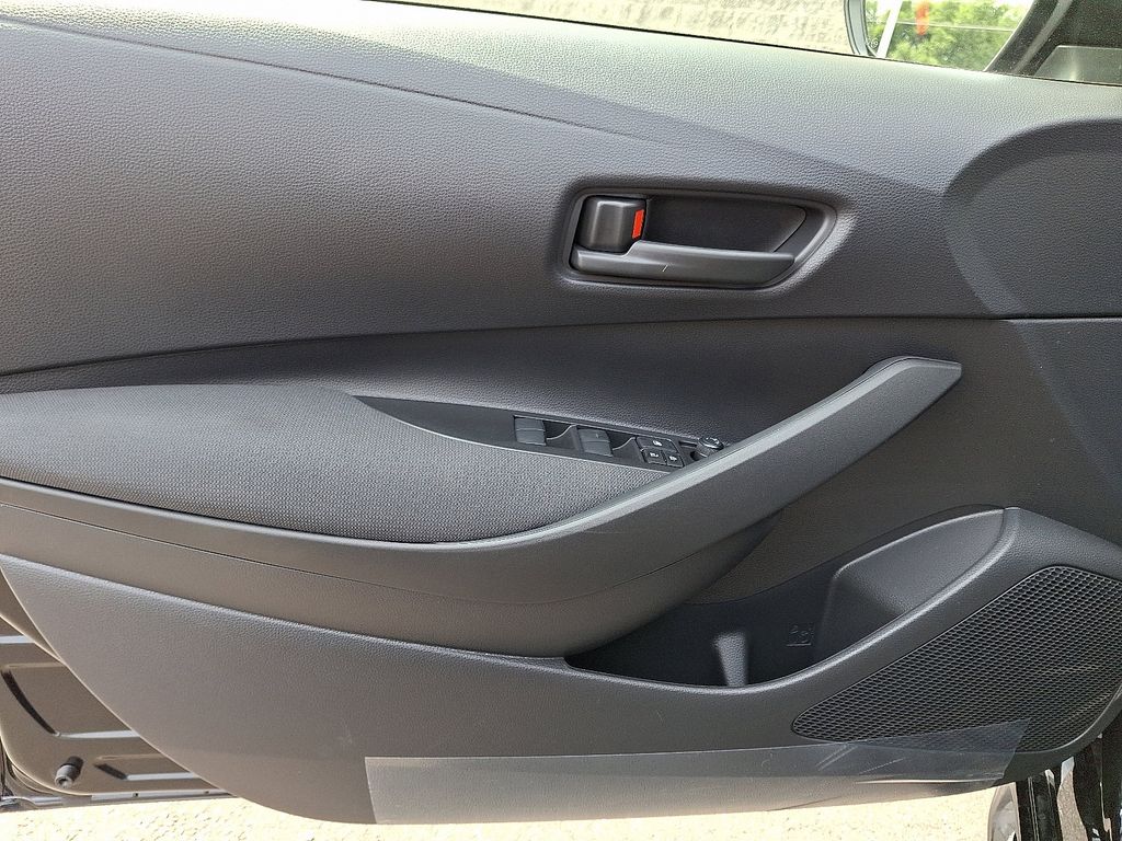 2025 Toyota Corolla LE 8