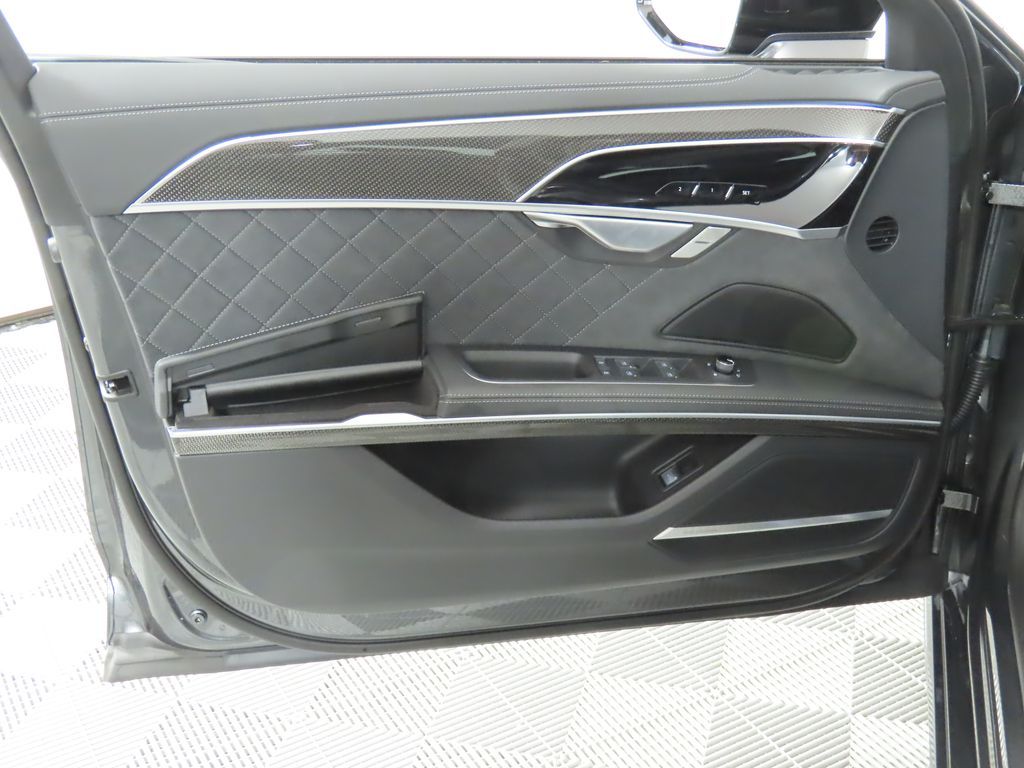 Thumbnail: 2025 Audi S8 - 27