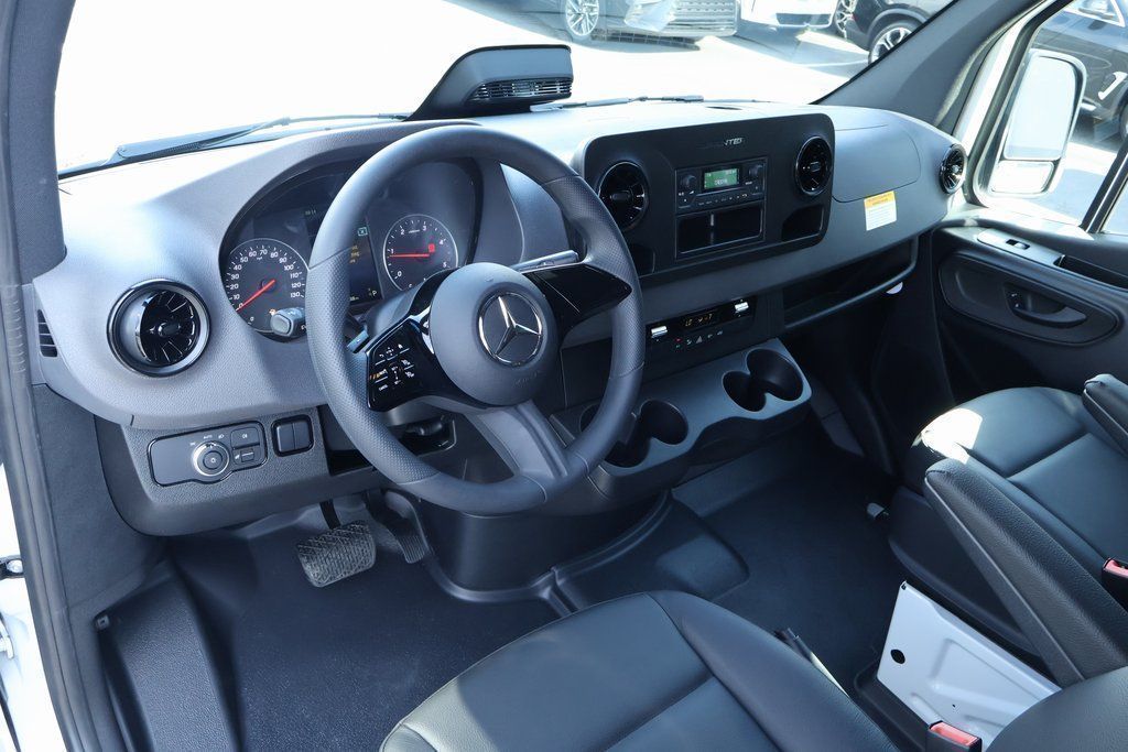 Thumbnail: 2025 Mercedes-Benz Sprinter - 3