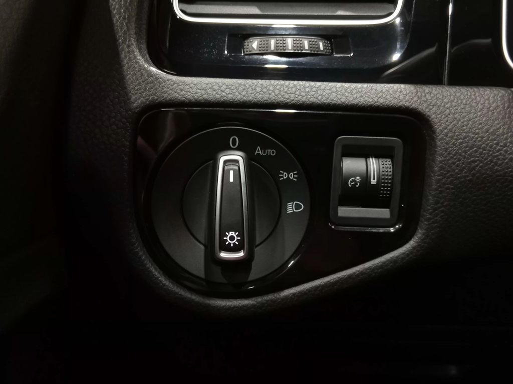 2019 Volkswagen Golf R 2.0T w/DCC & Navigation