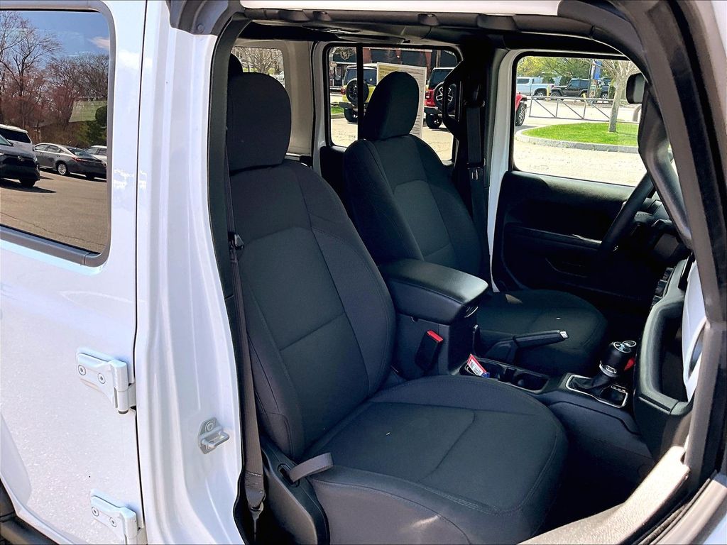 2023 Jeep Wrangler — photo 11