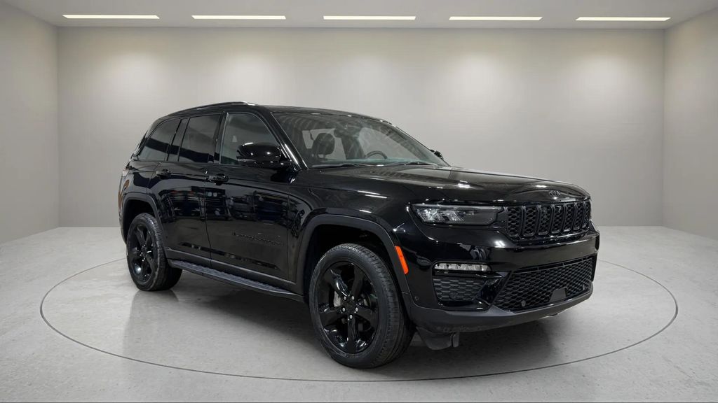 Used 2024 Diamond Black Crystal Pearlcoat Jeep Limited image 3