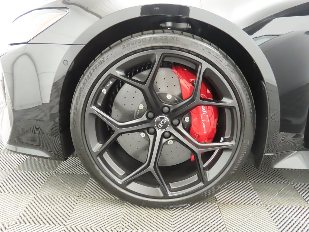 Thumbnail: 2025 Audi RS 6 - 32