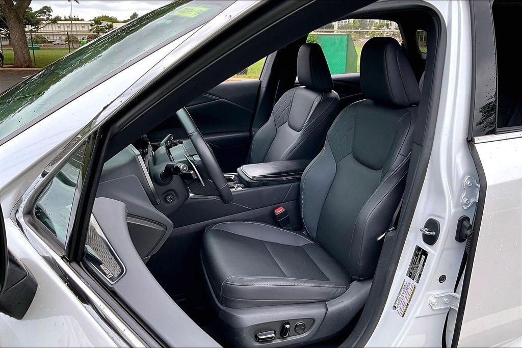 Used 2024 White Lexus 350 image 27