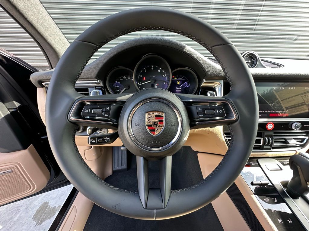 2025 Porsche Macan  19