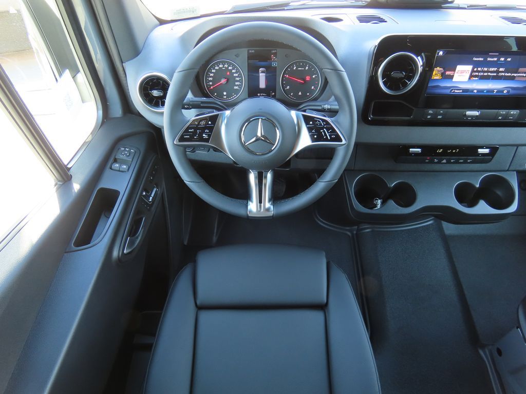 Thumbnail: 2025 Mercedes-Benz Sprinter - 10