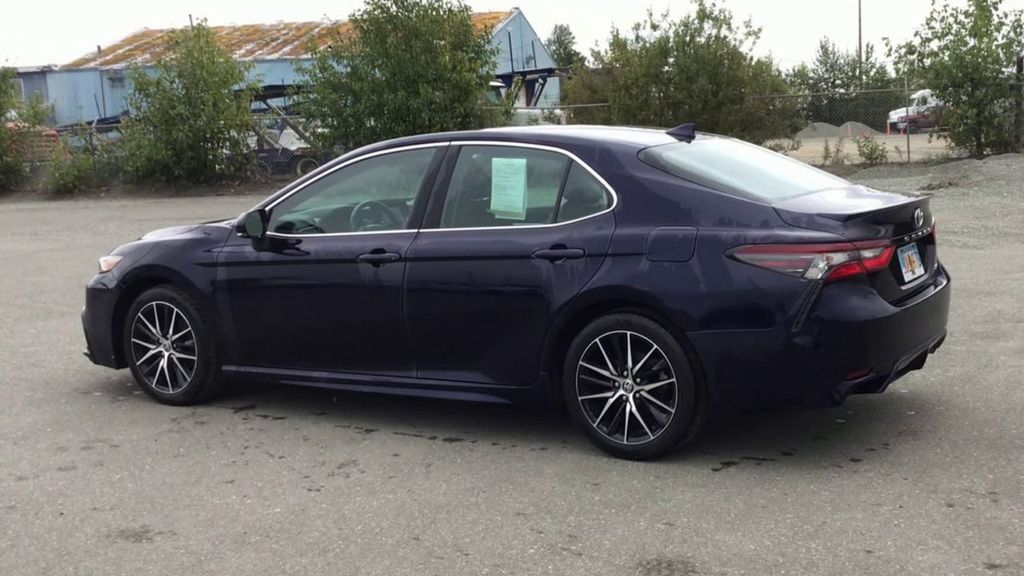 2022 Toyota Camry SE - Photo 6