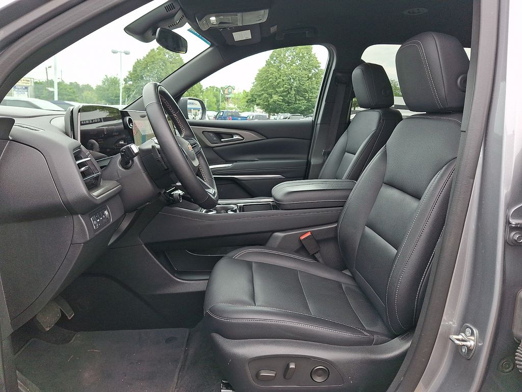 used 2025 Chevrolet Traverse car, priced at $39,629