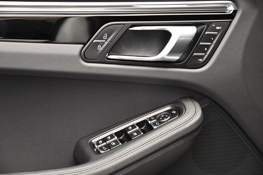 Thumbnail: 2025 Porsche Macan - 31