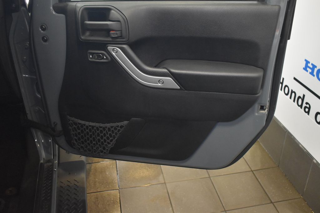 2014 Jeep Wrangler Unlimited Sahara 30