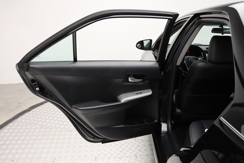 2014 Toyota Camry SE 21