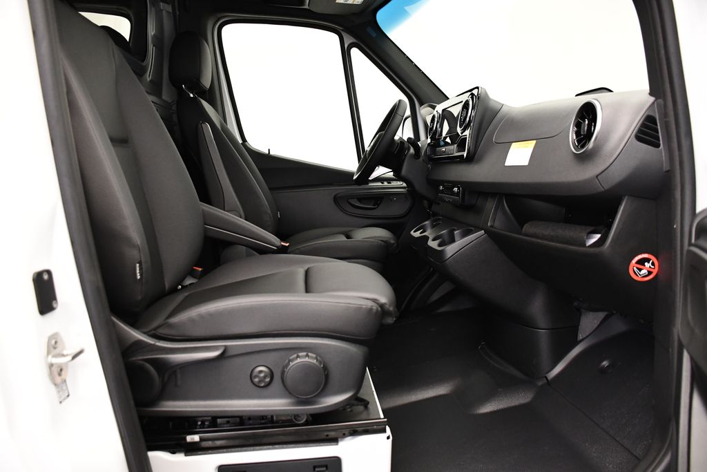 Thumbnail: 2025 Mercedes-Benz Sprinter - 31