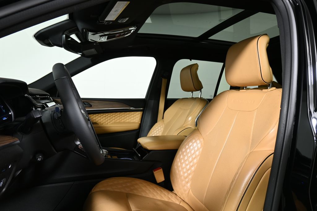 Thumbnail: 2023 Jeep Grand Cherokee - 14