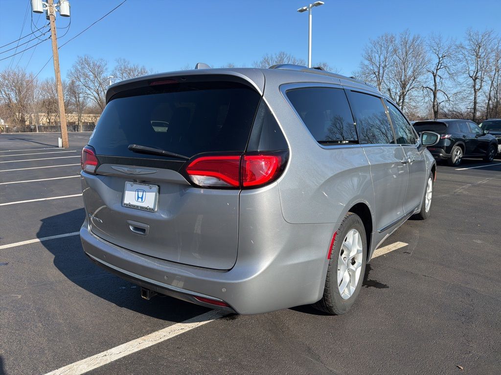 Thumbnail: 2018 Chrysler Pacifica - 5