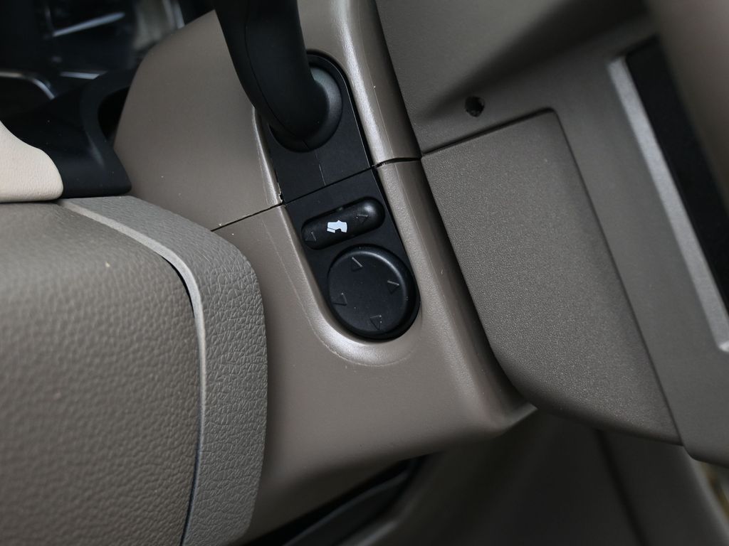 Used 2016 Midnight Lincoln Select image 16