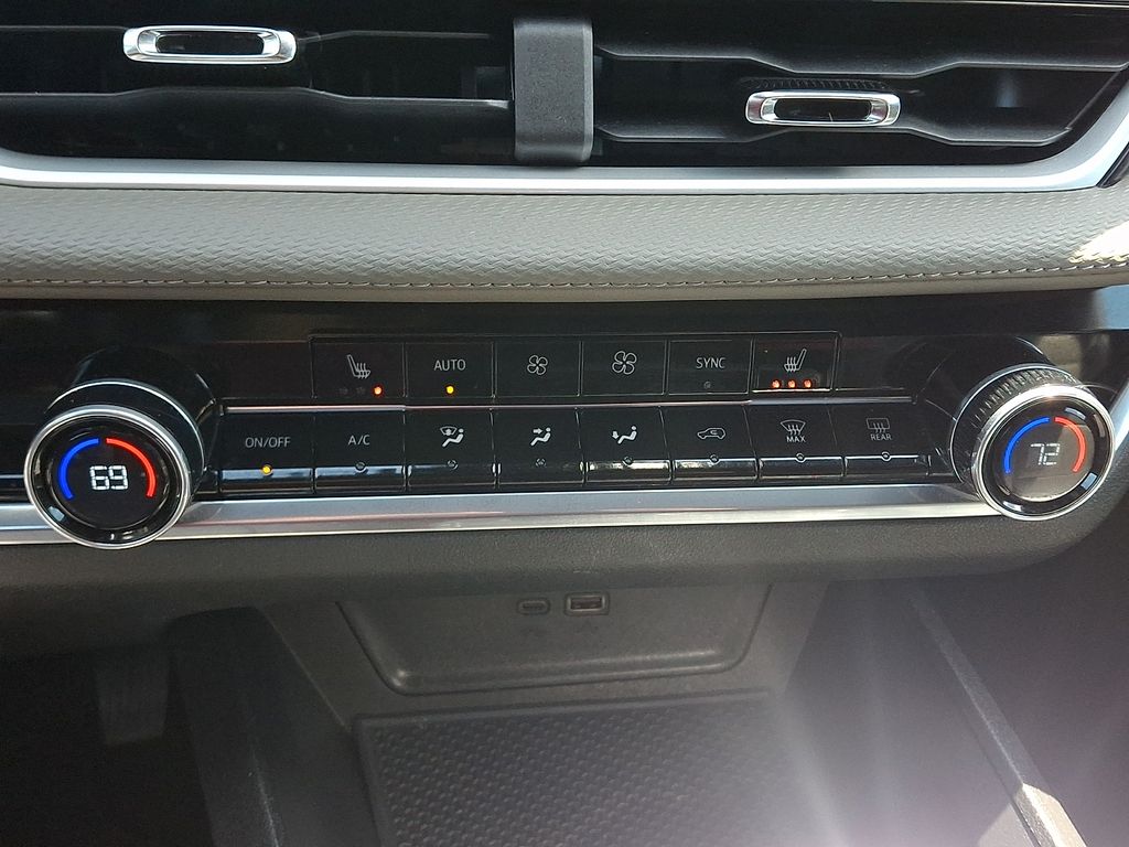 used 2025 Chevrolet Equinox car, priced at $28,394