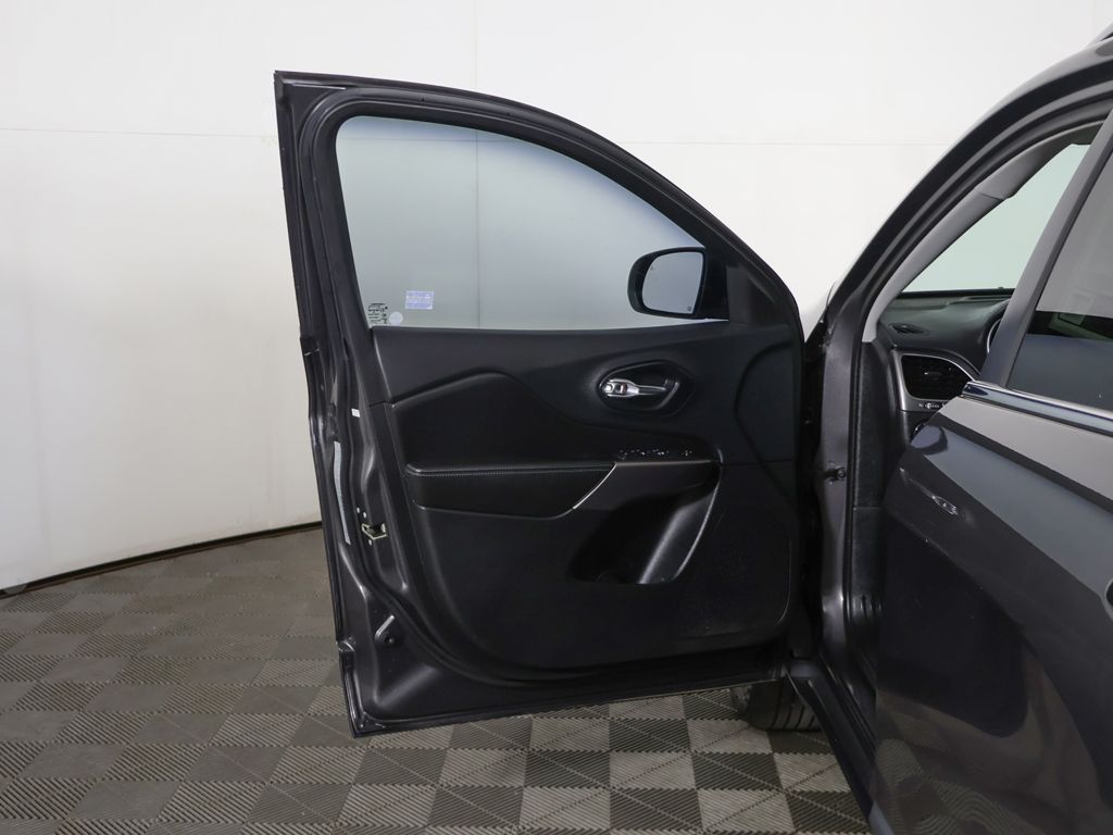 Used 2019 Gray Jeep Latitude Plus image 16