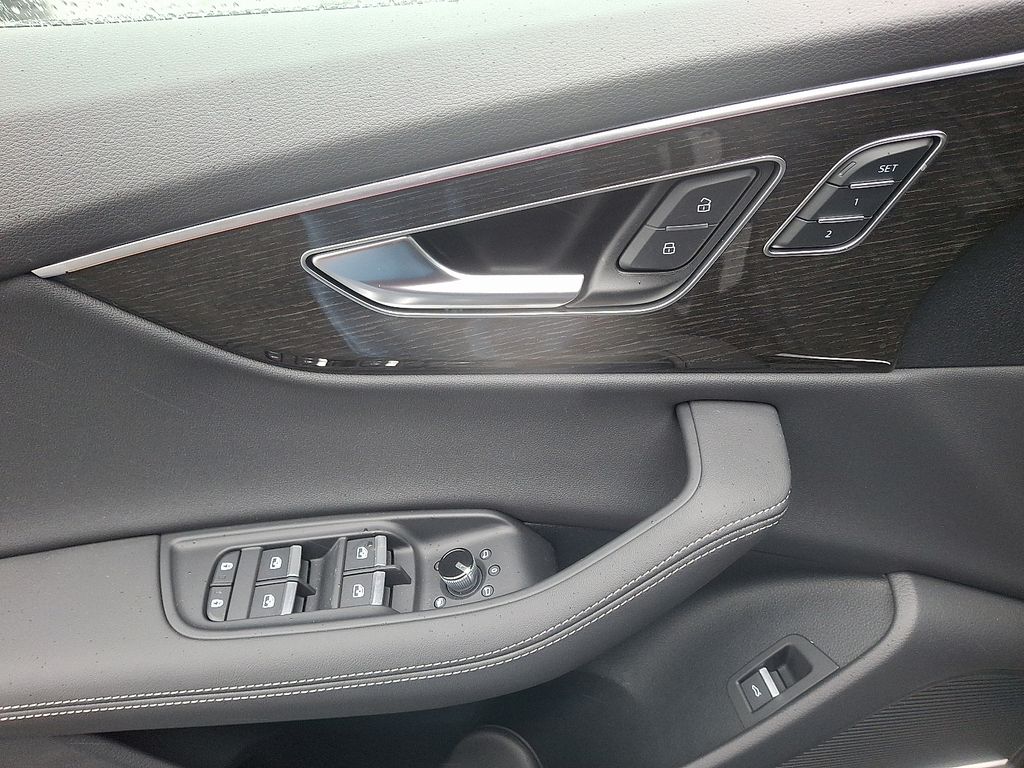 Thumbnail: 2026 Audi Q8 - 9