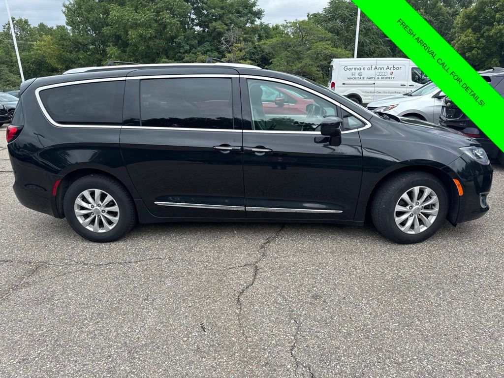 Used 2019 Black Chrysler Touring L image 6