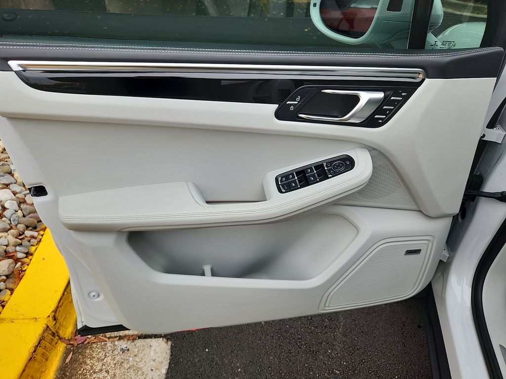 Thumbnail: 2022 Porsche Macan - 12