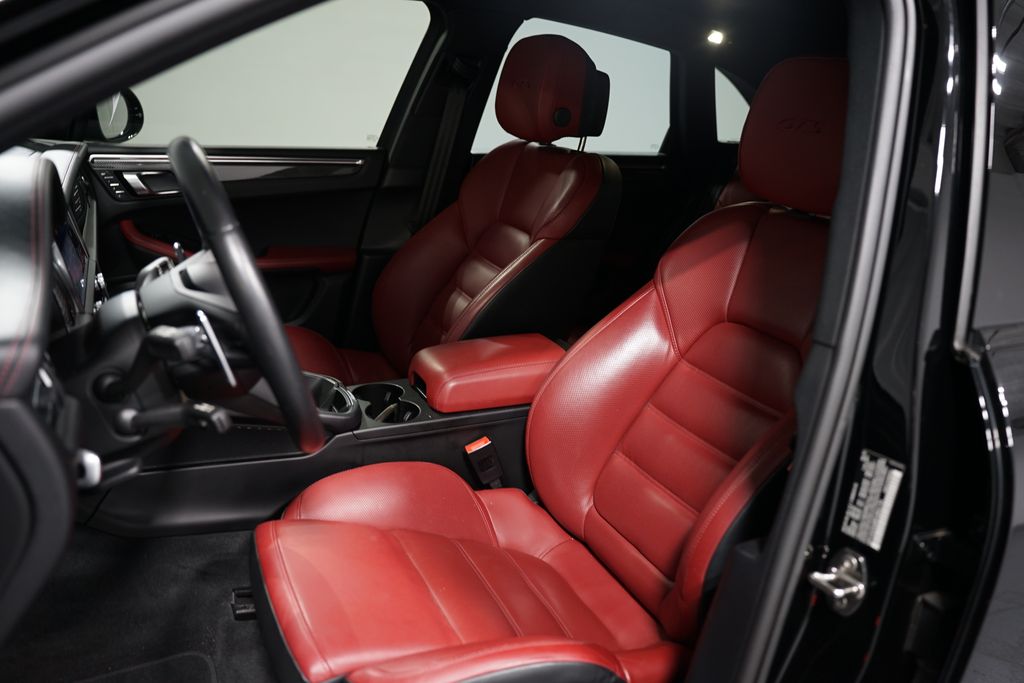 Thumbnail: 2023 Porsche Macan - 6