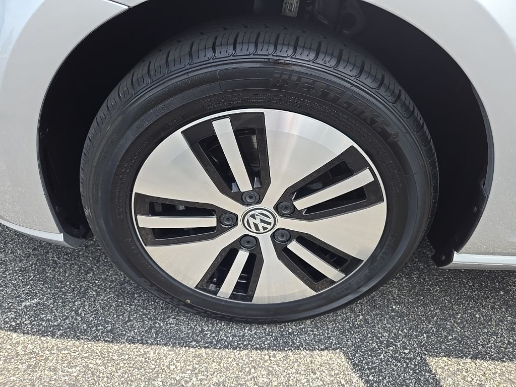 Thumbnail: 2016 Volkswagen e-Golf - 16
