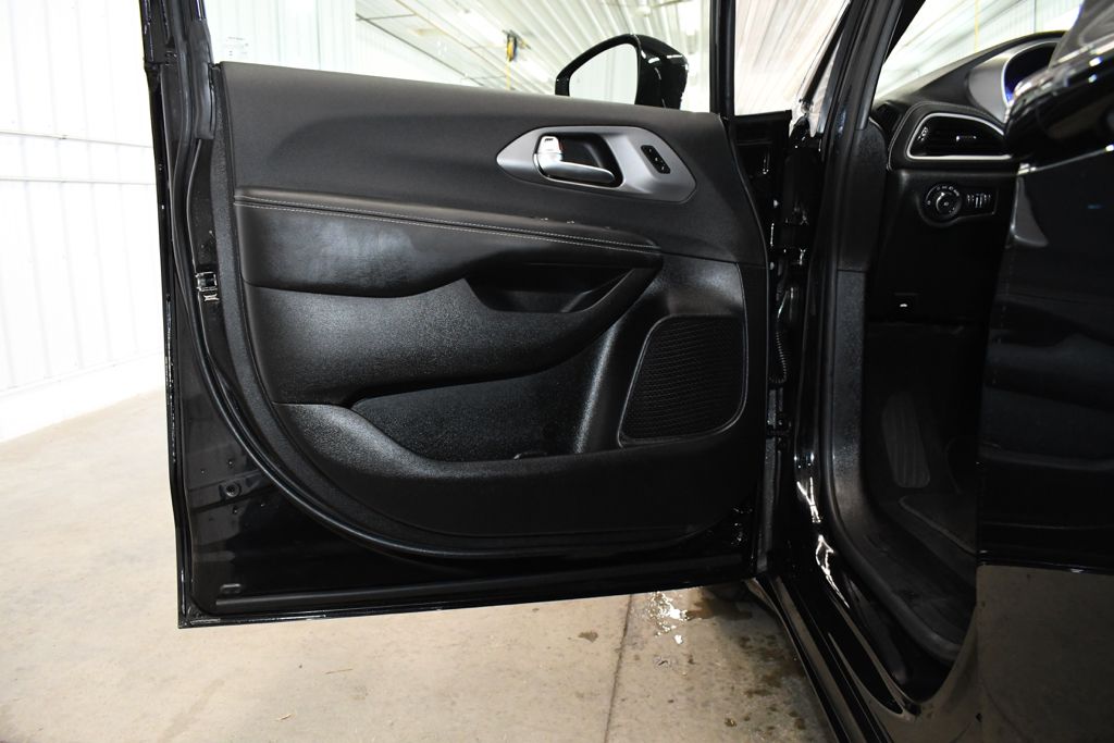 Used 2026 Black Chrysler Select image 17