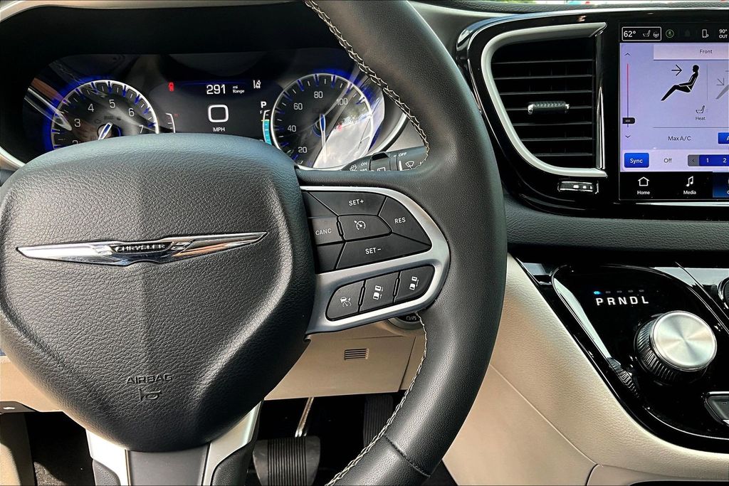 2024 Chrysler Pacifica Touring L - 11